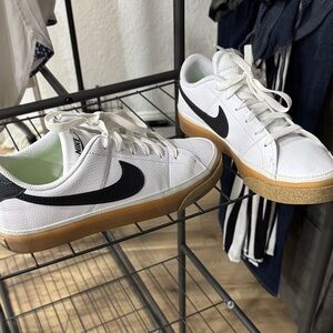 Nike woman’s White and Black Sneakers with Gum Sole